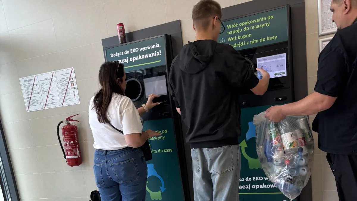 Polen entdecken das Pfandsystem. Pfandautomaten bei Lidl in Słubice.
