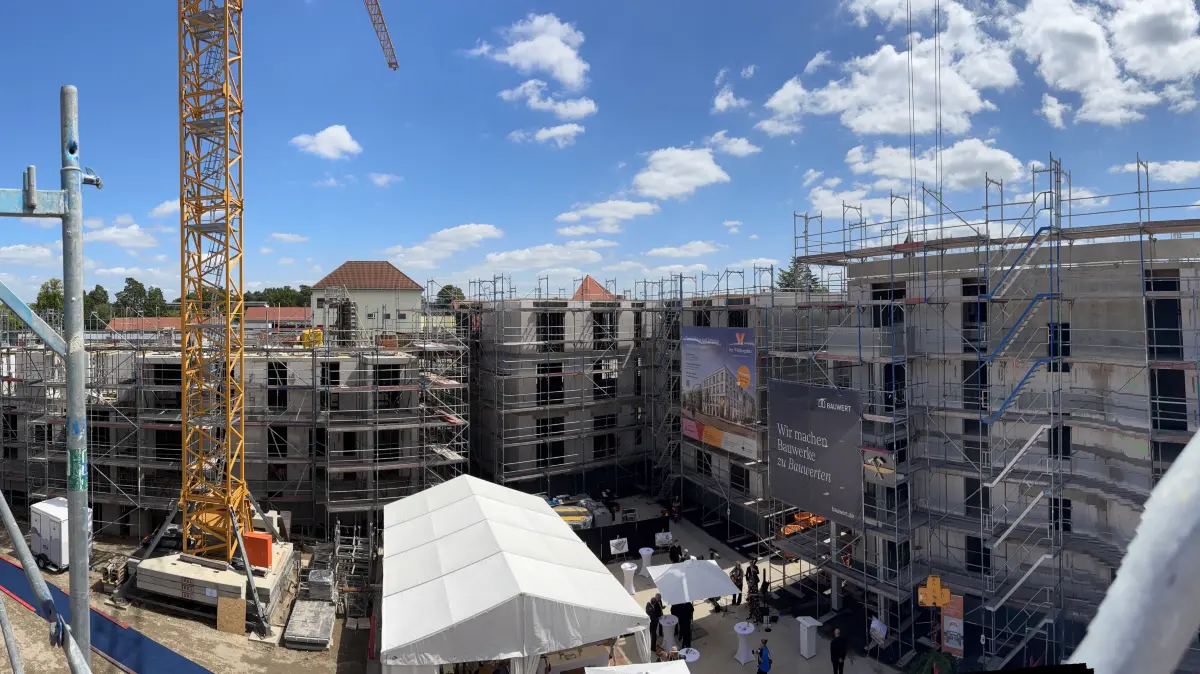 Richtfest am Wildbergplatz in Hohen Neuendorf: Der Rohbau im Stadtzentrum ist fertiggestellt. Im März 2027 können die ersten Wohnungen bezogen werden. Der Investor nennt erste Richtwerte für den Mietpreis.