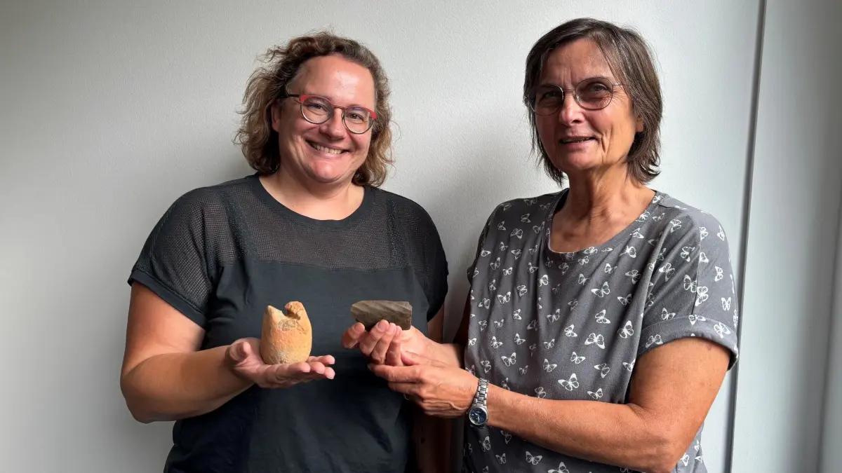 Das Gewicht für einen Webstuhl und eine Scherbe eines Tongefäßes: Die Archäologinnen Daniela Kelm (links) und Dietgard Kühnholz zeigen zwei von fast 3000 Funden, die sie in Strausberg gemacht haben. Das hat sie an den Funden besonders überrascht.
