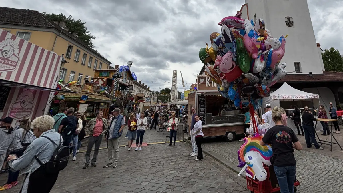 Viel Trubel vor dem Alten Rathaus: Das Stadtfest von Fürstenwalde war in diesem Jahr wieder gut besucht. Wie geht es mit der Veranstaltung weiter?