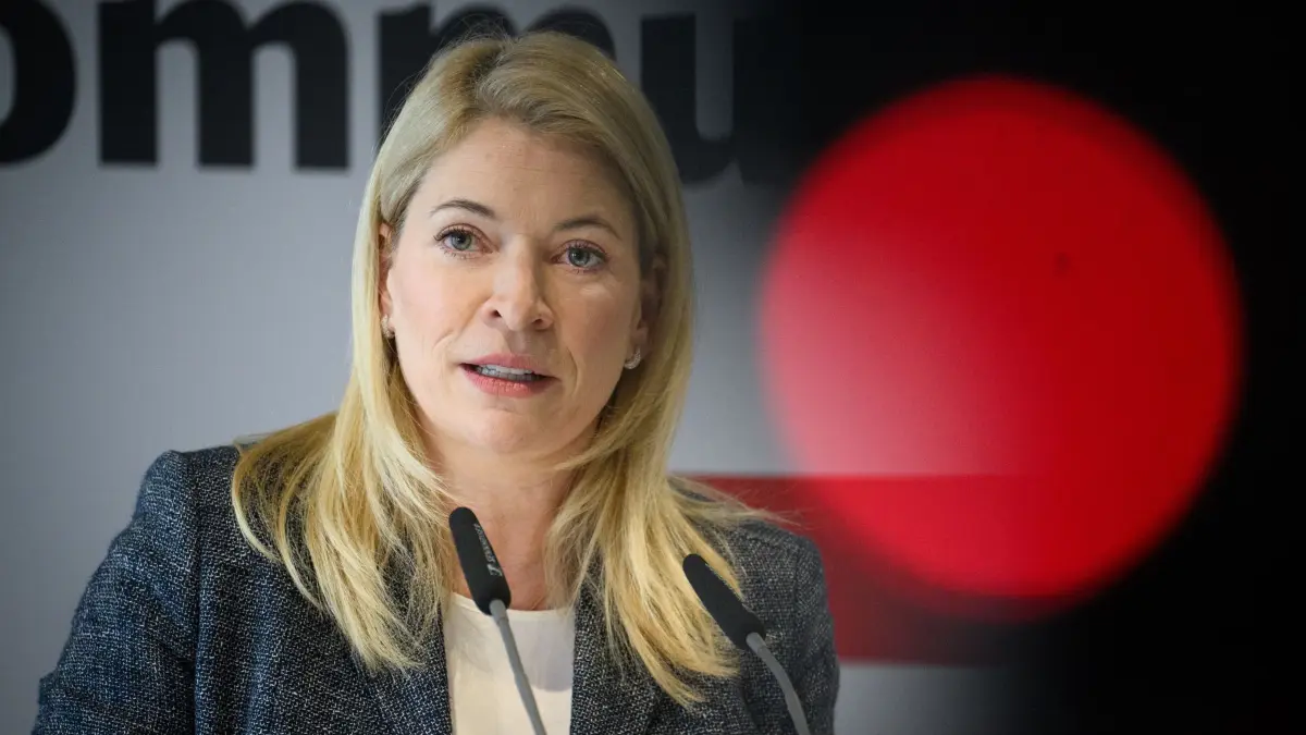Deutsche Bahn stellt drittes Sofortprogramm vor: 08.07.2026, Berlin: Evelyn Palla, Vorstandsvorsitzende der Deutschen Bahn AG, stellt bei einer Pressekonferenz das Sofortprogramm „Bessere Kundenkommunikation“ der Deutschen Bahn vor. Die Bahn investiert 50 Millionen Euro bis Ende 2027 in moderne IT und künstliche Intelligenz und will damit die Kundeninformation verlässlicher, schneller und besser machen. Die Sofortprogramme sind Teil der „Agenda für zufriedene Kunden auf der Schiene“ des Bundesverkehrsministeriums. Die ersten beiden Programme betrafen mehr Sicherheit und Sauberkeit an Bahnhöfen sowie mehr Komfort im Fernverkehr. Foto: Bernd von Jutrczenka/dpa +++ dpa-Bildfunk +++