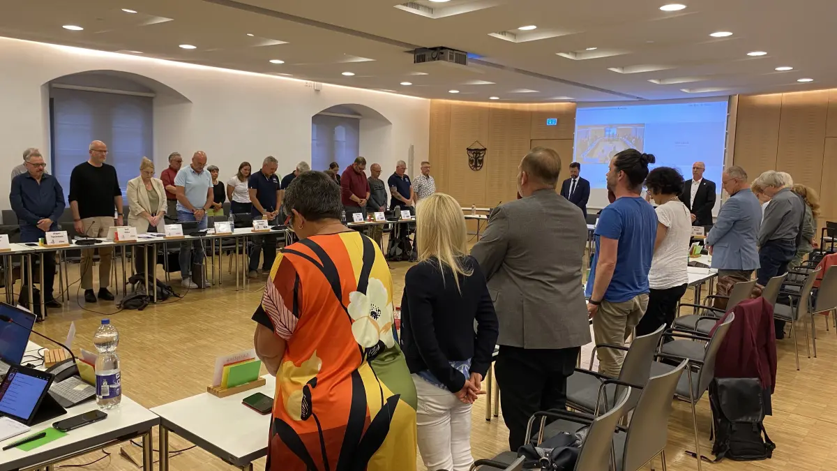 Da konnten sich noch alle benehmen: Schweigeminute für den verstorbenen Leiter der Polizeiinspektion, Jürgen Huber aus Fürstenwalde, zu Beginn der Stadtverordnetenversammlung.