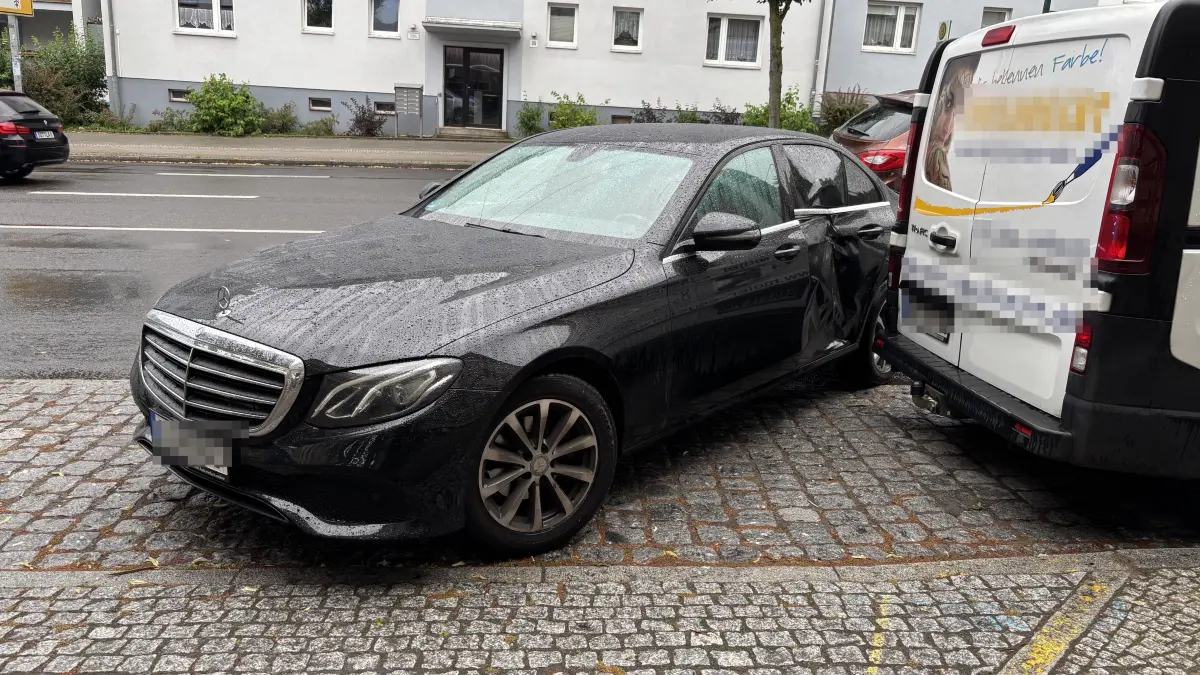 Auf der Eisenbahnstraße waren am Dienstagabend drei Autos zusammengestoßen. Der genaue Hergang ist noch unklar. Hier zwei der beteiligten Autos.