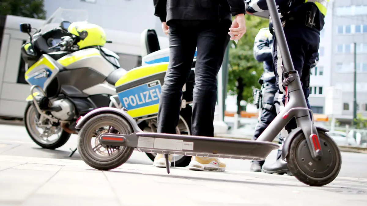 Polizei kontolliert E-Scooter