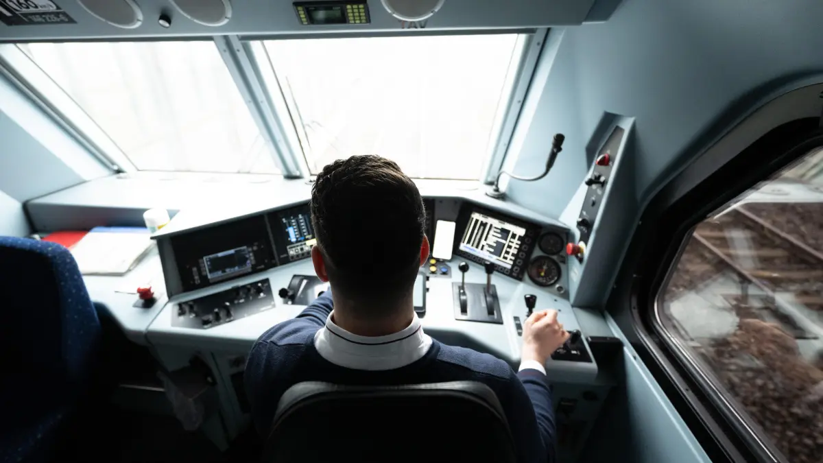 Philipp Schulz, Triebfahrzeugführer, sitzt am Hauptbahnhof Dresden in einem Triebwagen der Deutschen Bahn. Schulz kam über Umwege als Quereinsteiger zur Deutschen Bahn. (zu dpa: «Deutsche Bahn will Ausbildung und Qualifizierung forcieren») +++ dpa-Bildfunk +++