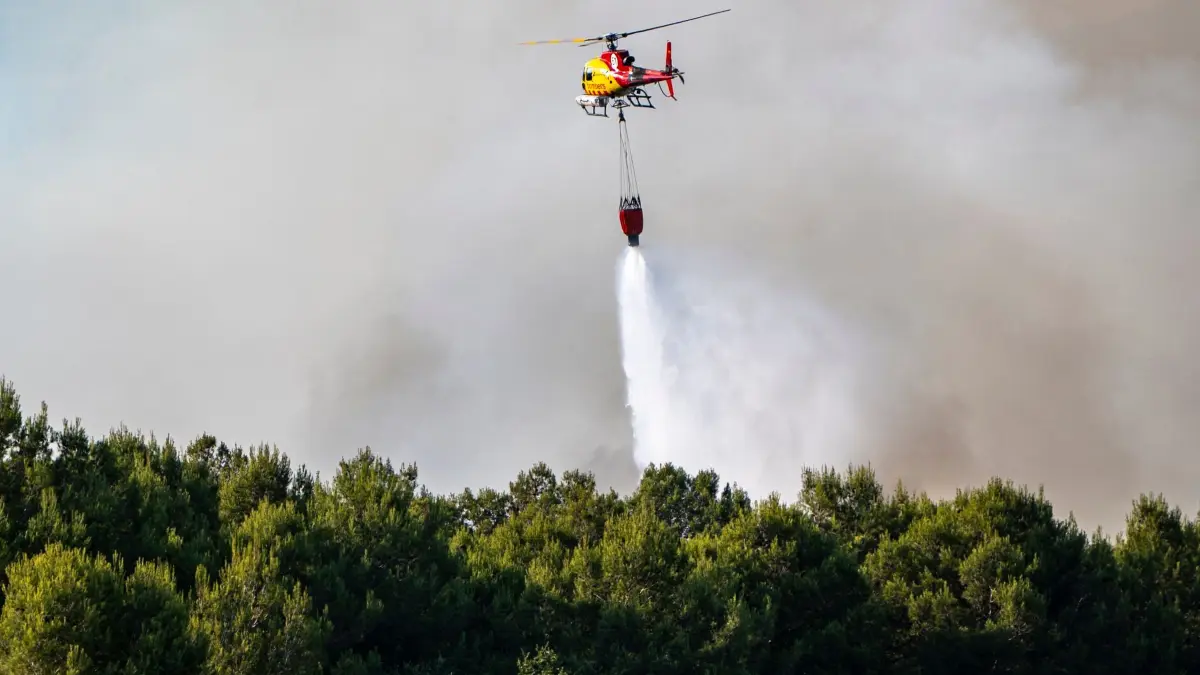 Waldbrände in Spanien: 08.07.2026, Spanien, Pla de Manlleu: Ein Löschhubschrauber ist während eines Waldbrandes in Pla de Manlleu im Einsatz. Foto: Lorena Sopêna/EUROPA PRESS/dpa +++ dpa-Bildfunk +++