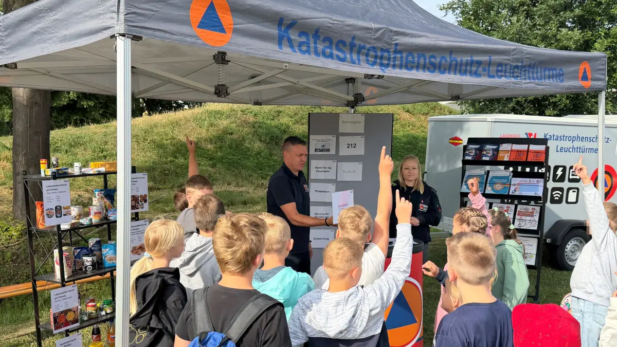 Katastrophenschutztag an der Theodor-Fontane-Schule in Letschin: Michael Ohle und seine Kollegin Hanna Reschke, vom Fachbereich Brand- und Katastrophenschutz, erklären den Kindern u.a. die Bedeutung der verschiedenen Warnsignale.