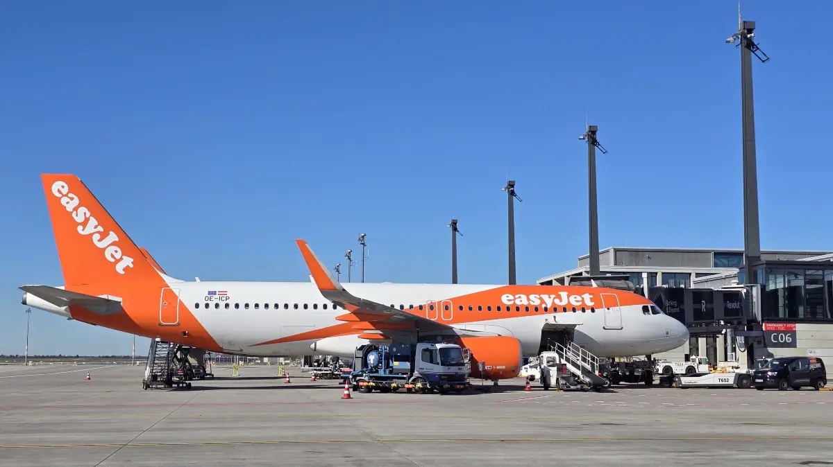 Ein Easyjet-Flugzeug am Flughafen BER. Die allermeisten Flüge aus Schönefeld bleiben innerhalb von Europa.