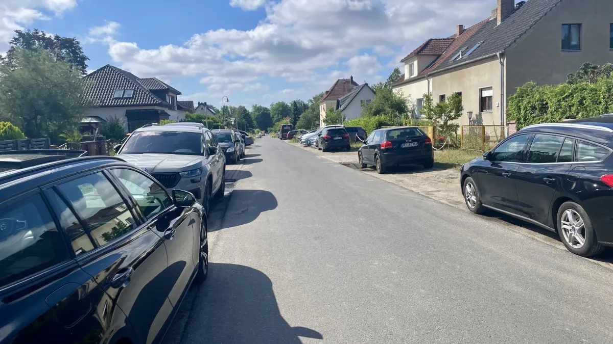 Eng, zugeparkt, unübersichtlich: An der Tobias-Seiler-Straße/Ecke Sachtelebenstraße zeigt sich, warum die Debatte um Tempo 30 und sichere Schulwege in Bernau weitergeht.