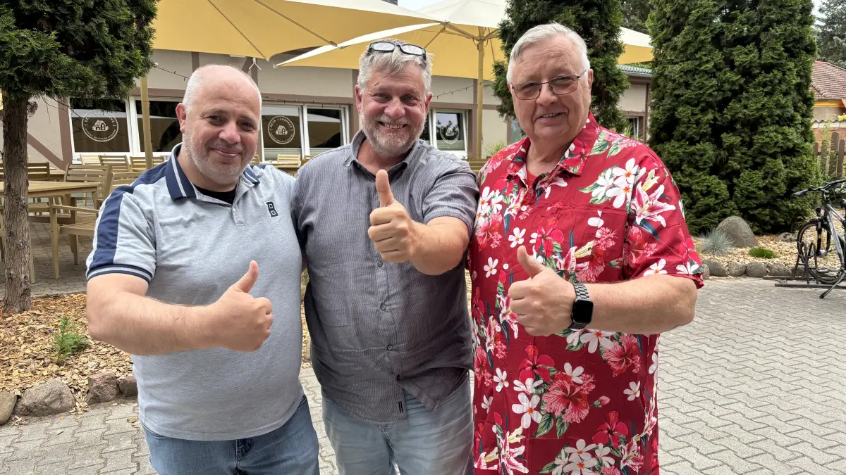 Drei ehemalige Mitarbeiter des Jugenderholungszentrums Wendisch Rietz erinnern sich: Sven Strobel, Torsten Voigt und Burkhard Bastian (v. l.). Sie stehen vor dem „Landhaus im Grünen“, in dem sich damals das Zentrallager befand.