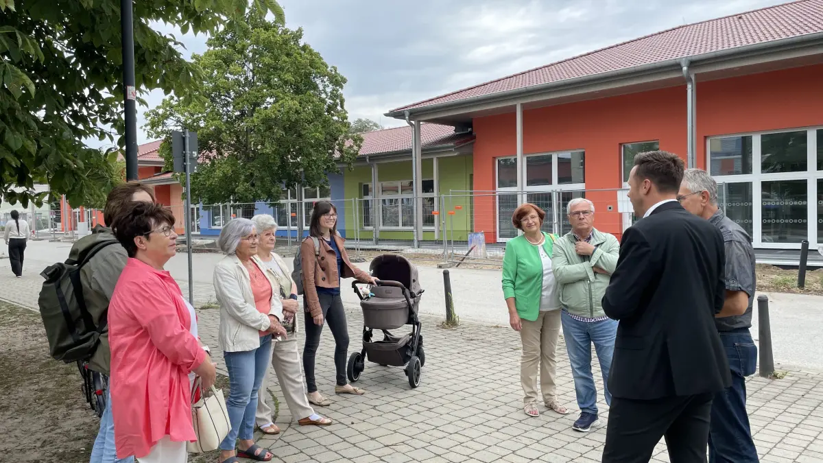 Bürgermeister Robert Czaplinski begrüßt interessierte Gäste, die sich im Rahmen von „MOZ vor Ort“ für den exklusiven Rundgang durch den Neubau der Kita Benjamin Blümchen in Beeskow angemeldet haben.