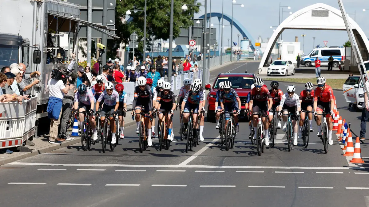 Startschuss für das Eliterennen der Frauen beim Start der diesjährigen Oderrundfahrt in Frankfurt (Oder).