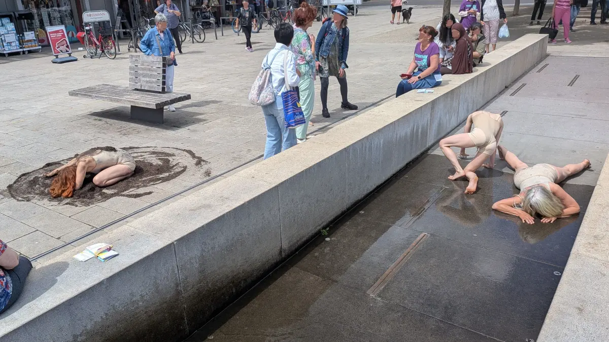 Das ReWilding-Projekt sorgte bereits auf dem Marktplatz von Eberswalde für Diskussionen. Die Debatte hat sich deutlich intensiver im Internet fortgesetzt, nicht immer respektvoll. Dass so intensiv über Kunst diskutiert wird, gab es seit Längerem nicht mehr.
