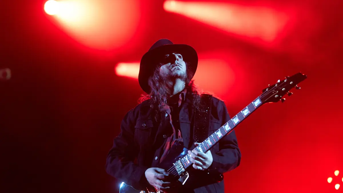 Sorgt im Berliner Olympiastadion mit seinen Riffs für Zündstoff: Daron Malakian (hier 2017 mit System of a Down bei Rock am Ring)