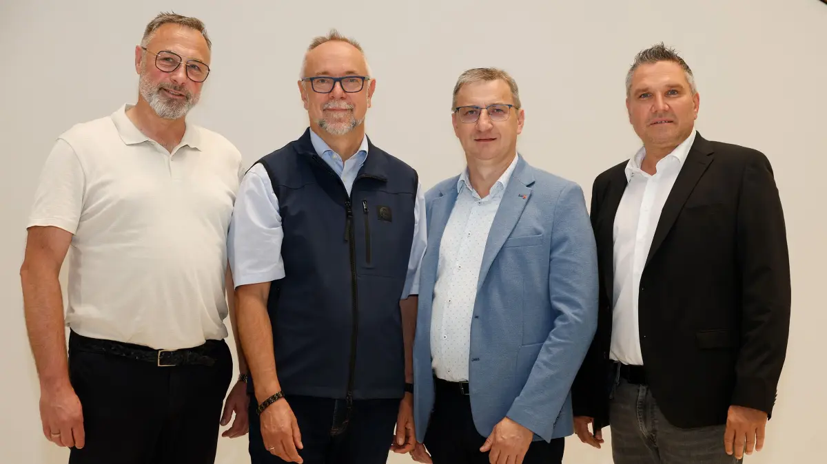 Vertreter der Unternehmensnetzwerke, die den Weckruf der Frankfurter Wirtschaft an die Stadtverwaltung und die Stadtpolitik unterzeichnet haben (v.l.): Markus Jahn (Hanseclub), Ulrich Hübner (MIT), Mariusz Rzeznikiewicz (BVMW) und Ron Zithier (East Makers)