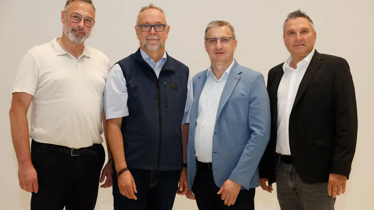 Vertreter der Unternehmensnetzwerke, die den Weckruf der Frankfurter Wirtschaft an die Stadtverwaltung und die Stadtpolitik unterzeichnet haben (v.l.): Markus Jahn (Hanseclub), Ulrich Hübner (MIT), Mariusz Rzeznikiewicz (BVMW) und Ron Zithier (East Makers)