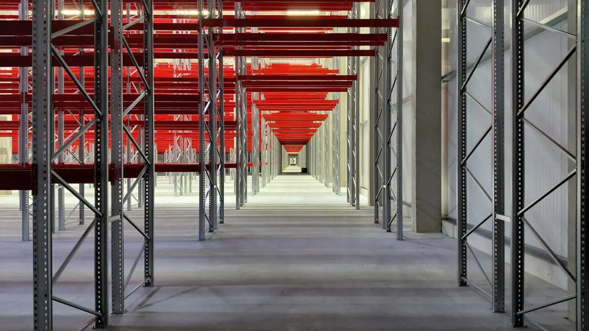 Bis zu 15 Kilometer an meterhohen Regalen werden nach dem Umbau der Logistikhalle von Alcaro an der A12 in Frankfurt (Oder) für das Umschlagen von Waren zur Verfügung stehen. (Illustrationsbild aus einem anderen CEVA-Lager). Wie hoch der Automatisierungsgrad in dem Logistikzentrum sein wird.