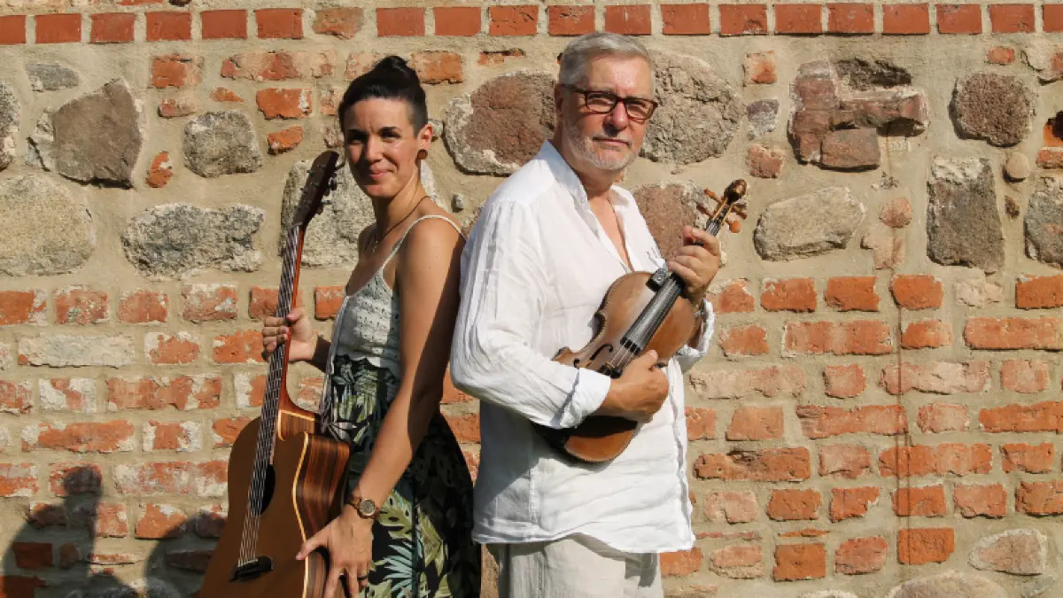 Das Duo Zweiklang tritt bei "Musik im Korb" auf dem Bernauer Wochenmarkt aufm Juli 2026