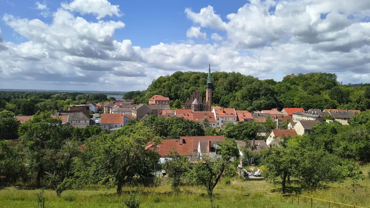 Blick vom Geistberg auf Oderberg. Wer wird in diesem Sommer seinen Hof der Öffentlichkeit zeigen? Wie viele Menschen werden sich die Höfe in Oderberg anschauen und miteinander ins Gespräch kommen?