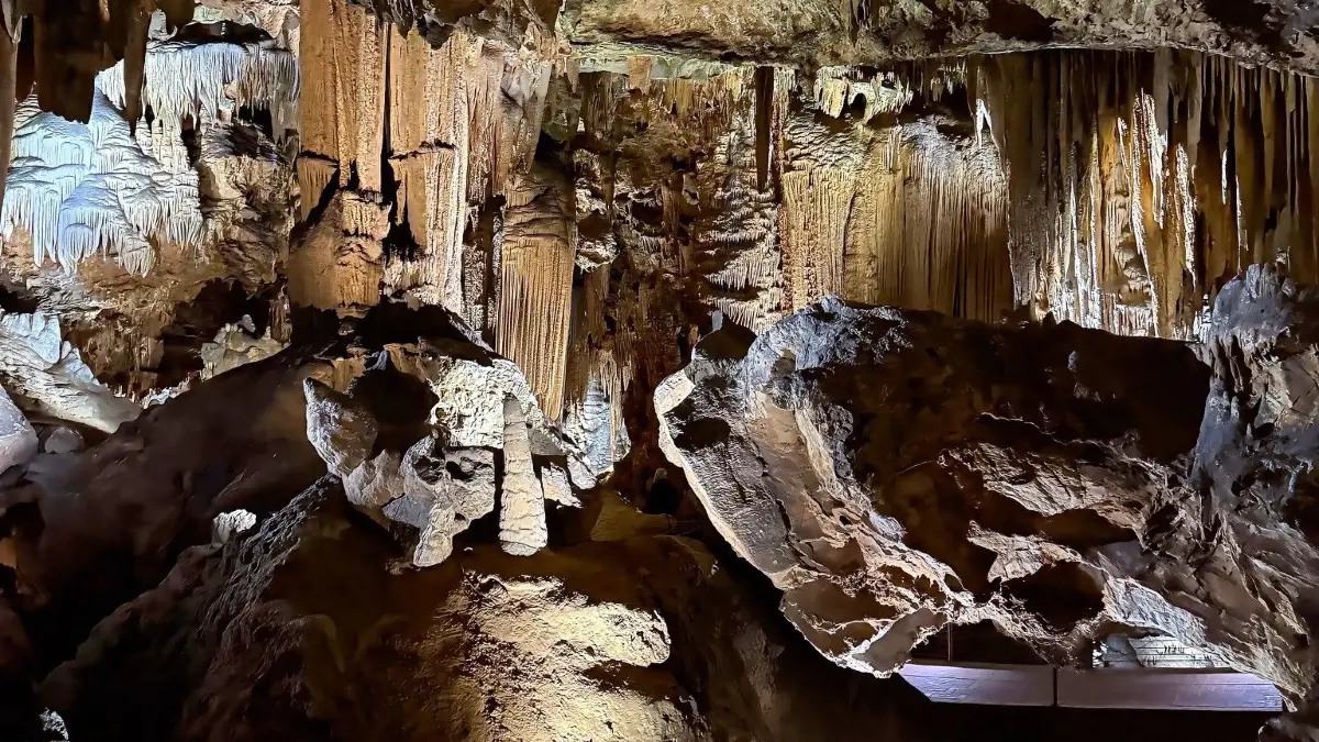 Luray Caverns. Das größte Höhlensystem im Osten der USA ist gut eineinhalb Stunden von Washington entfernt.