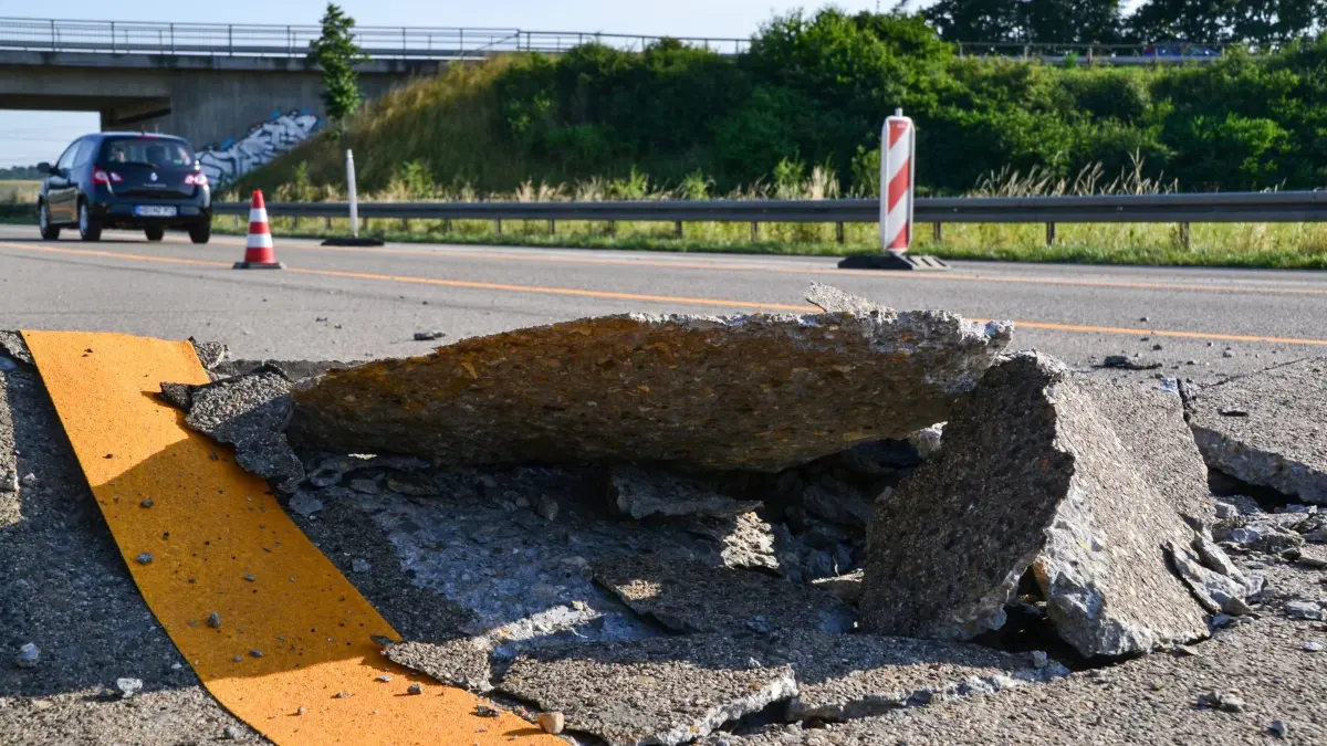 „Blow-up“ auf der Autobahn A5: ARCHIV - 01.07.2015, Baden-Württemberg, Heidelberg: Wegen der großen Hitze ist am 02.07.2015 eine Betonfahrbahn auf der Autobahn 5 bei Heidelberg aufgebrochen. (zu dpa: «Schnieder sieht Hitzeschutz als zunehmend wichtige Aufgabe») Foto: Rene Priebe/dpa +++ dpa-Bildfunk +++