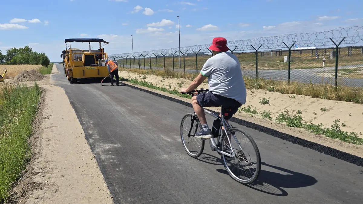 Der neue Radweg „Airport Runway 3“ entlang der südlichen Landebahn des Flughafens BER ist fertig.