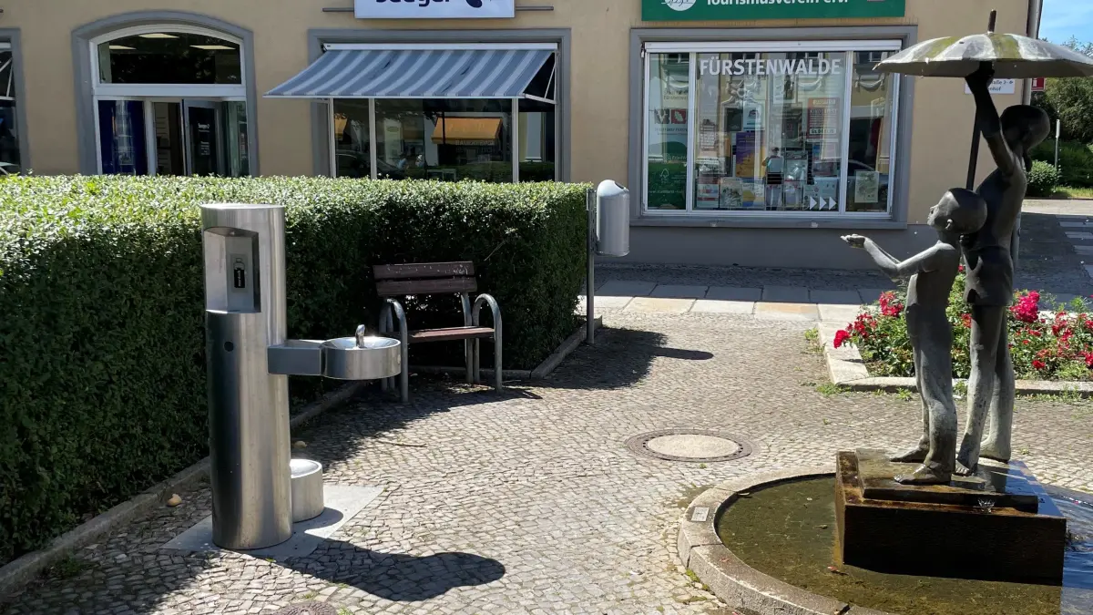 Der Trinkbrunnen in der Mühlenstraße in Fürstenwalde: Während die Kinder unterm Regenbogen mehr als genug Wasser haben, sprudelt aus dem Trinkbrunnen nebenan leider gar nichts.