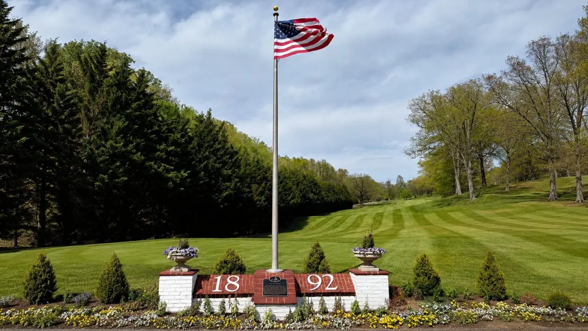 Golf-Geschichte: The Nation's Oldest First Tee am Old Course des Omni Homestead Ressorts in Hot Springs, Virginia.
