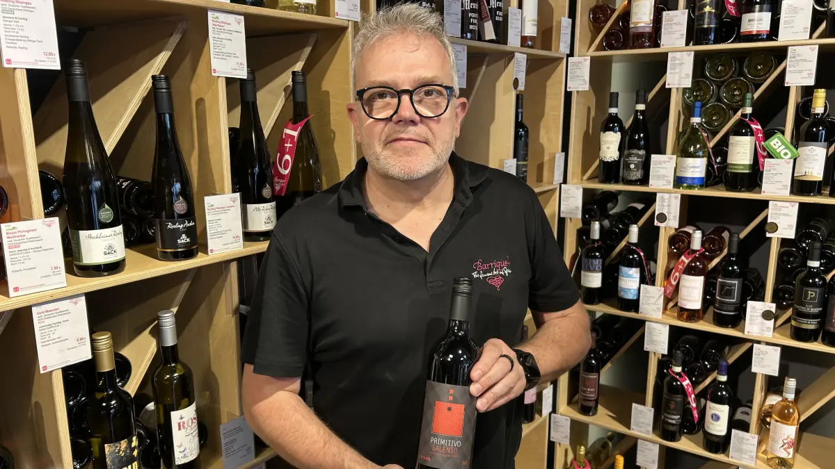 Andreas Heine, Inhaber des „Barrique“ am Marktplatz in Kyritz, gibt Weintipps auch Online.