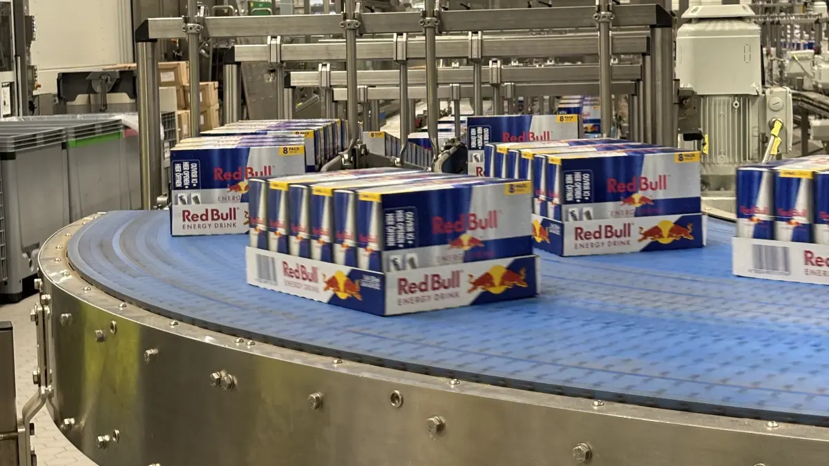 Im Inneren der Abfüllanlage von Rauch und Red Bull in Baruth/Mark.