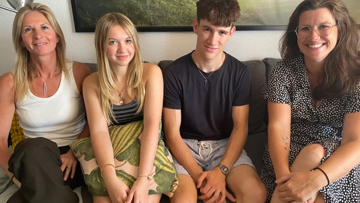 Kommen nach einem Online-Chat der Kinder kurzfristig zusammen: aus Belgien Mutter Elsy van Hemelryck und Tochter Margot (von links) sowie die Eisenhüttenstädter Mika und seine Mutter Susanne Winter