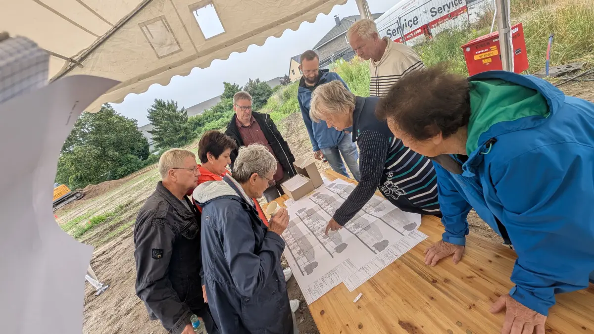 Anwohner informieren sich bei einem Ortstermin über die Bauarbeiten zum Seniorenzentrum in Birkenstein. Der Neubau könnte Verbesserungen für Jung und Alt in Hoppegarten bringen.