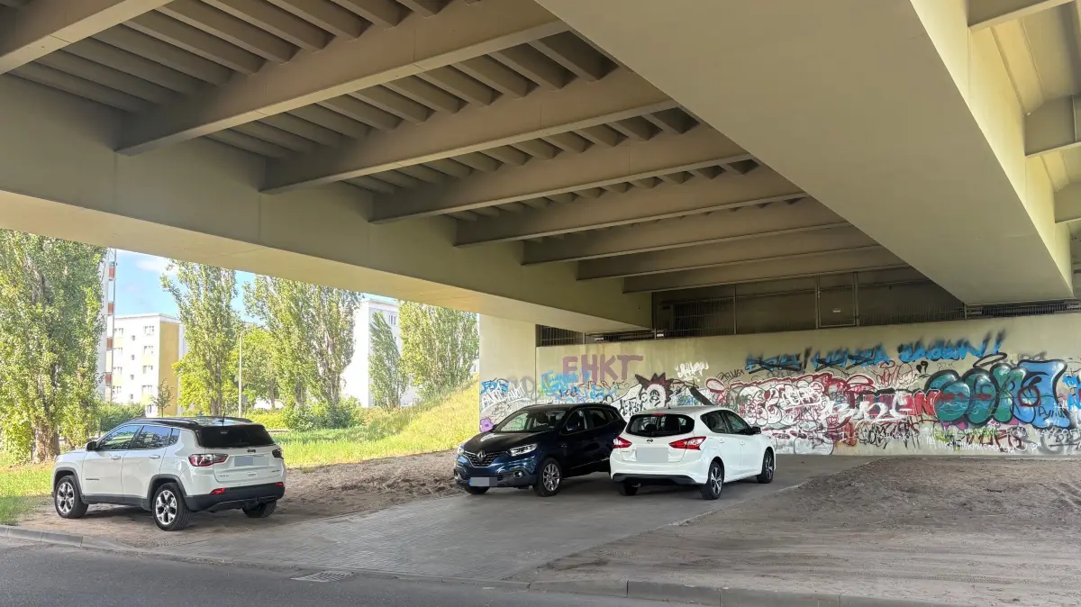 Autos unter der Brücke Straße der Republik sind künftig nicht mehr erlaubt, die Stadt wird kontrollieren und abschleppen lassen