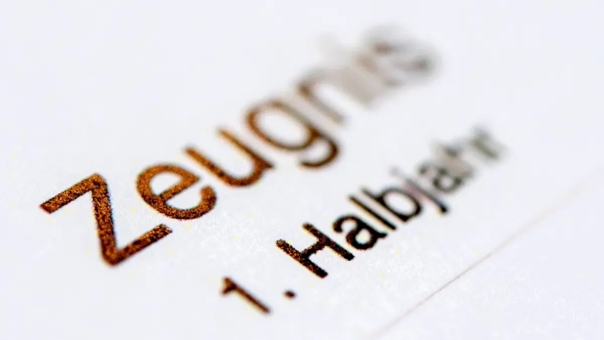 Zeugnisse: ARCHIV - 28.01.2021, Niedersachsen, Oldenburg: Die Aufschrift «Zeugnis 1. Halbjahr» steht auf einem Halbjahreszeugnis einer Schule. (zu dpa: «Unterrichtsausfall: Knapp 28.000 Zeugnisnoten nicht vergeben») Foto: Hauke-Christian Dittrich/dpa +++ dpa-Bildfunk +++
