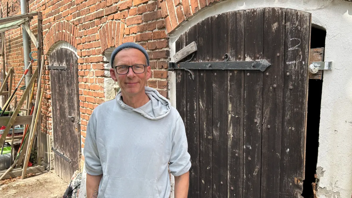Ole Voss in Trebus bei Fürstenwalde. Hinter ihm geht es zu den Maschinen des ehemaligen Verlags.