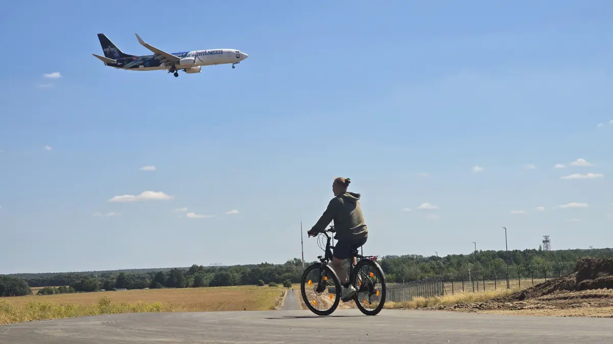 Der neue Radweg „Airport Runway 3“ entlang der südlichen Landebahn des Flughafens BER ist fertig.