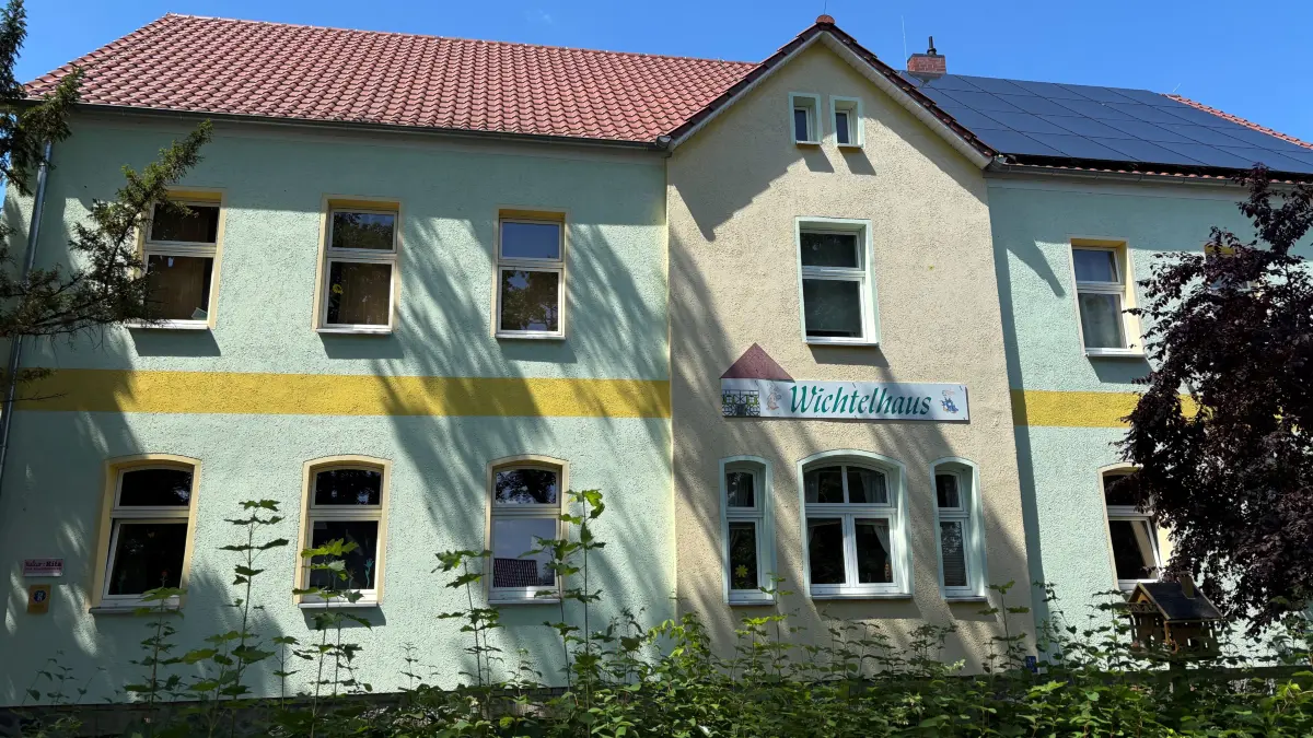 Diese Kita in Neukünkendorf bei Angermünde hat Zukunft. Die Stadt baut das ehemalige Schulgebäude weiter aus und schafft Platz für bessere Betreuung und neue Angebote.