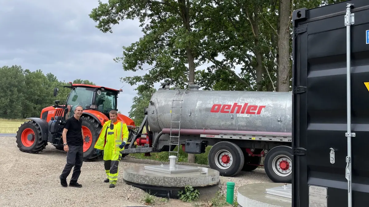 Verbandsvorsteher des WAZV Beeskow Rico Selke empfängt Artiushenko Dmytro an der neuen Annahmestelle bei Kohlsdorf. Der Tank ist mit 16 Kubikmetern Fäkalien von der mobilen Fäkalienentsorgung in Tauche gefüllt und wird hier entleert.