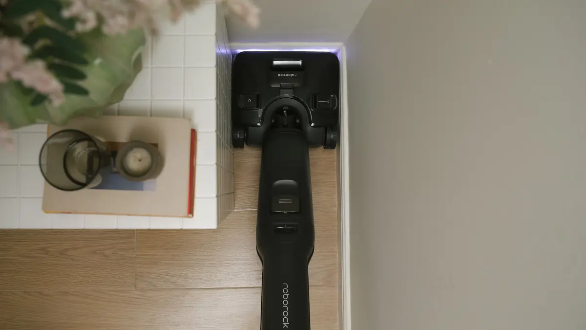 Roborock F25 Steam. Kommt nah an Kanten heran.