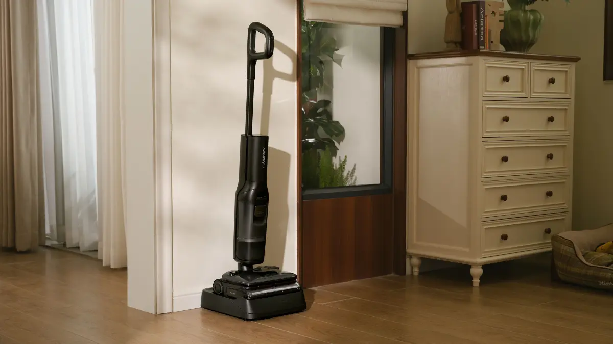 Roborock F25 Steam. Die Reinigungs- und Ladestation nimmt viel Arbeit ab, braucht etwas Platz.