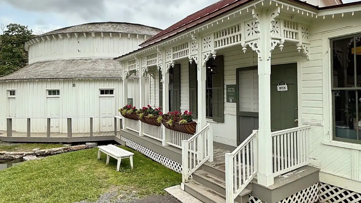 Warm Springs Pool. In den Quellbecken haben schon George Washington und Thomas Jefferson gebadet. Die achteckigen Badehäuser gelten als die ältesten Spa-Einrichtungen der Vereinigten Staaten.