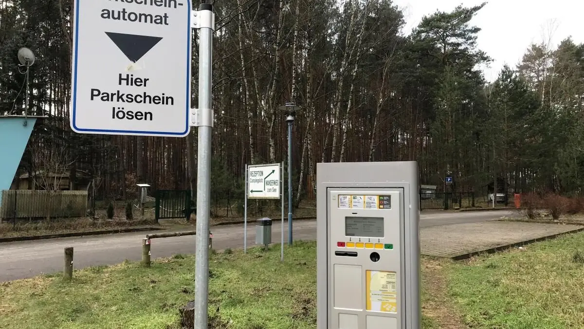 Parkscheinautomat am Müllroser Freibad: Demnächst soll eine Bezahlung nur noch digital möglich sein.