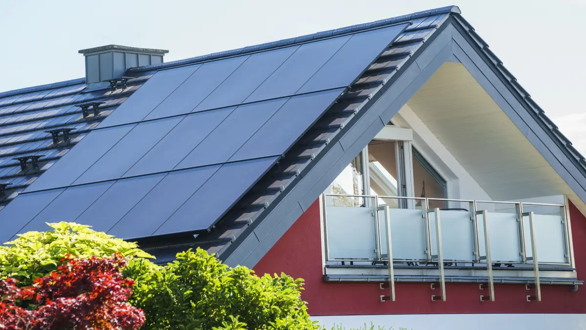 Photovoltaik (PV) wandelt Sonnenlicht in Strom um. Davon lässt sich ein großer Teil für Geräte zu Hause sowie für Heizungen und Elektroautos nutzen. Wie das geht, zeigt eine Vortragsreihe an verschiedenen Orten in Märkisch-Oderland. (Symbolbild)