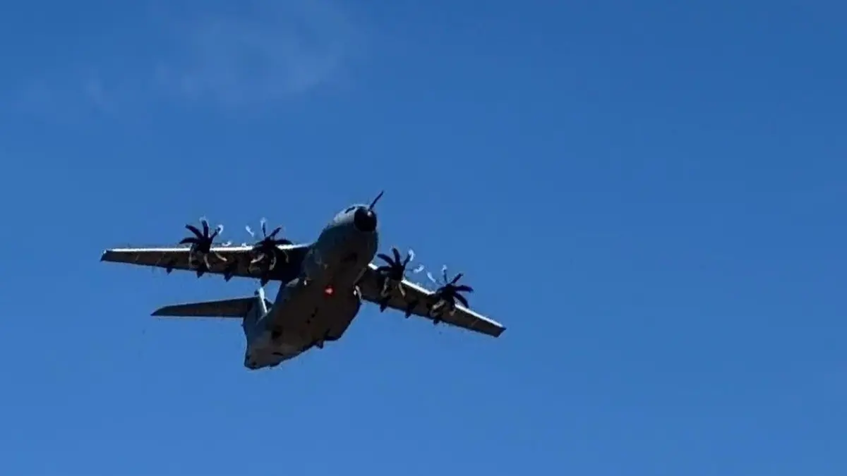 Militärflugzeug über Altwustrow bei Bad Freienwalde: Wegen seiner geringen Flughöhe waren am 10. Juli viele Menschen erstaunt.