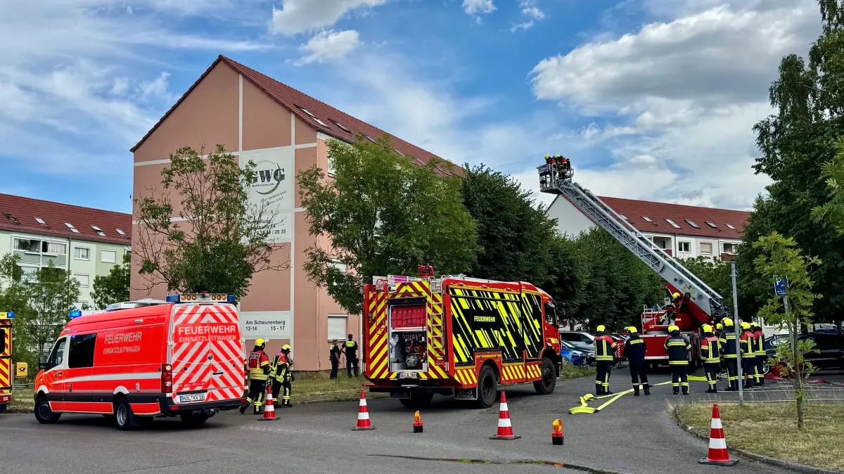 Feuerwehr im Einsatz: Am Scheunenberg in Bad Freienwalde mussten die Kameraden einen Balkon löschen.