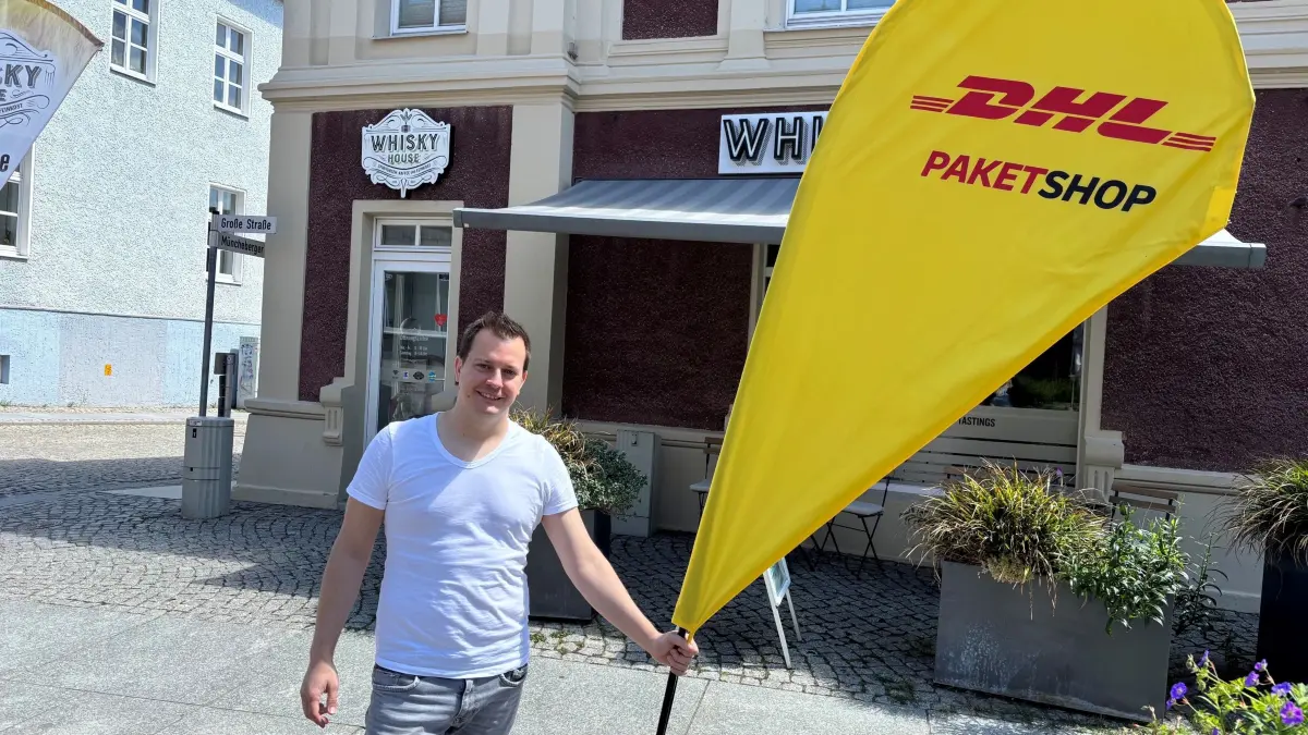 Patrick Hübner, Betreiber einer Postfiliale in Strausberg, zieht mit seinem Angebot um. Derweil will die Stadt prüfen, ob sie ein weiteres Angebot dieser Art in der Altstadt anbieten kann.
