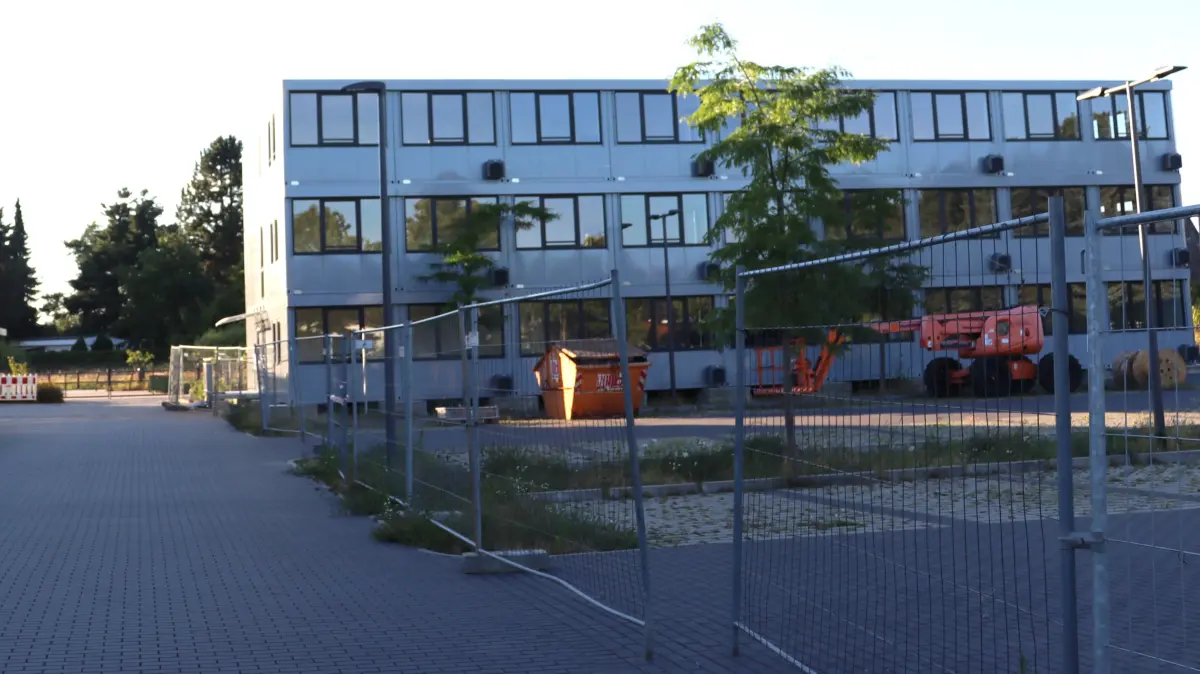 Container auf dem Schulhof der Oberschule Fredersdorf
