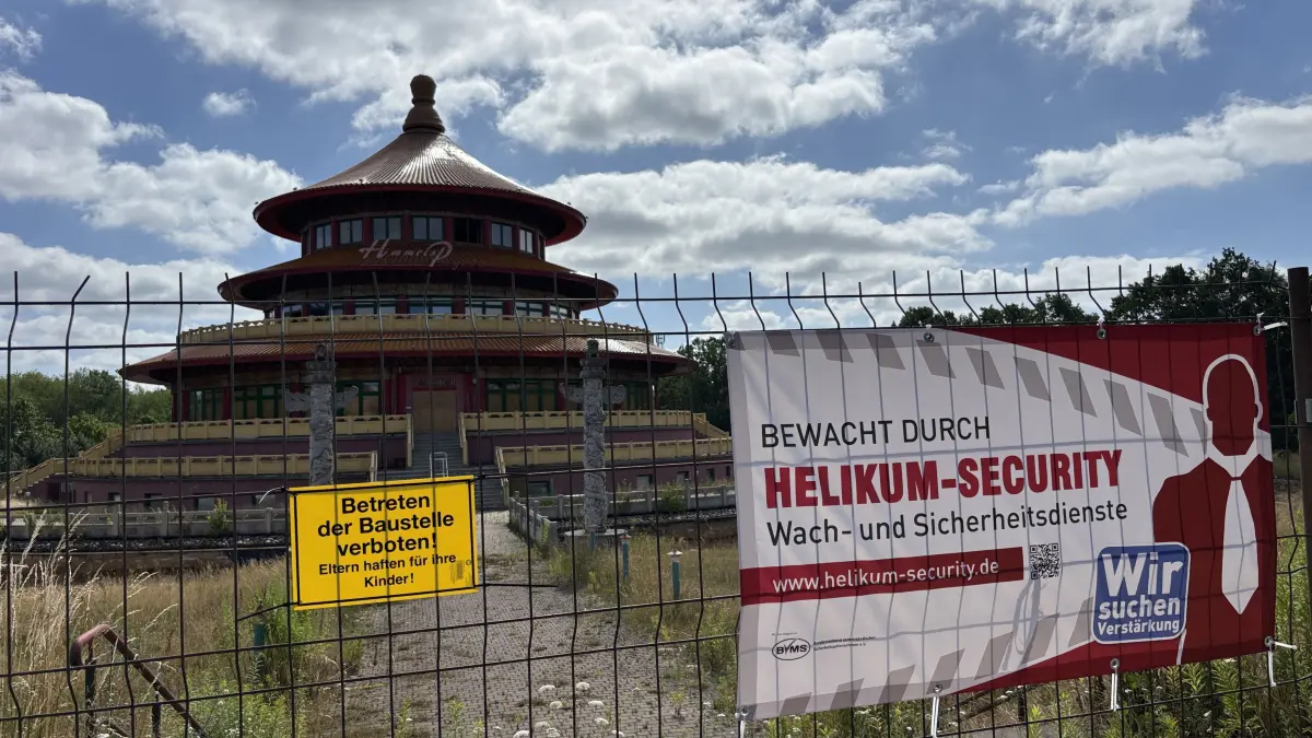 Betreten verboten: Die Himmelspagode in Hohen Neuendorf ist zum Schutz vor Vandalismus und Einbrechern eingezäunt. Das ist für einige Abenteurer aber kein Hindernis. Jetzt ist ein Geheimzugang entdeckt worden.