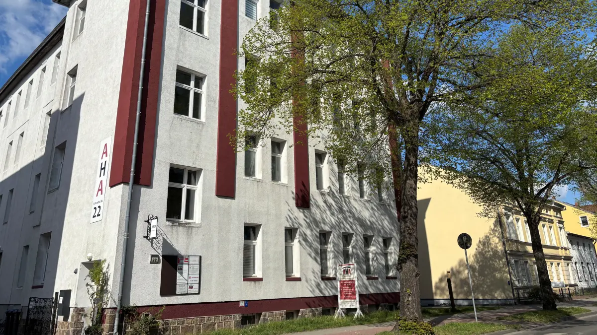Das AHA-Projekthaus in Angermünde bietet kreativen Freischaffenden und gemeinwohlorientierten Initiativen Platz und Freiraum. Jetzt zieht sich die Breuninger Stiftung als Eigentümer zurück und will die Immobilie verkaufen. Doch sie ist voll vermietet. Was wird aus den Nutzern?