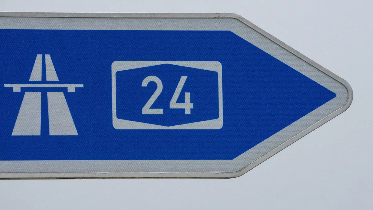 Auf der A24 entging ein Bus mit Schülern aus Seelow nur knapp einer Katastrophe. Welche Konsequenzen das für den Fahrer haben kann und worauf Busreisende achten sollten.
